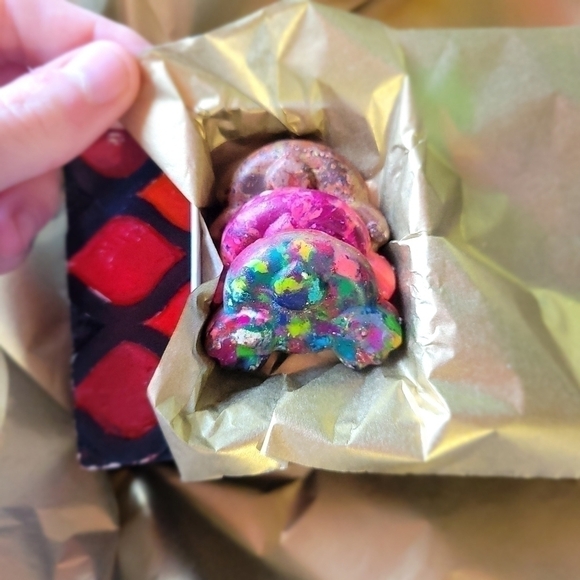 New Handmade Set Of 7 Multicolored Bunny Bum Crayons Gift Packaged - Picture 2 of 3